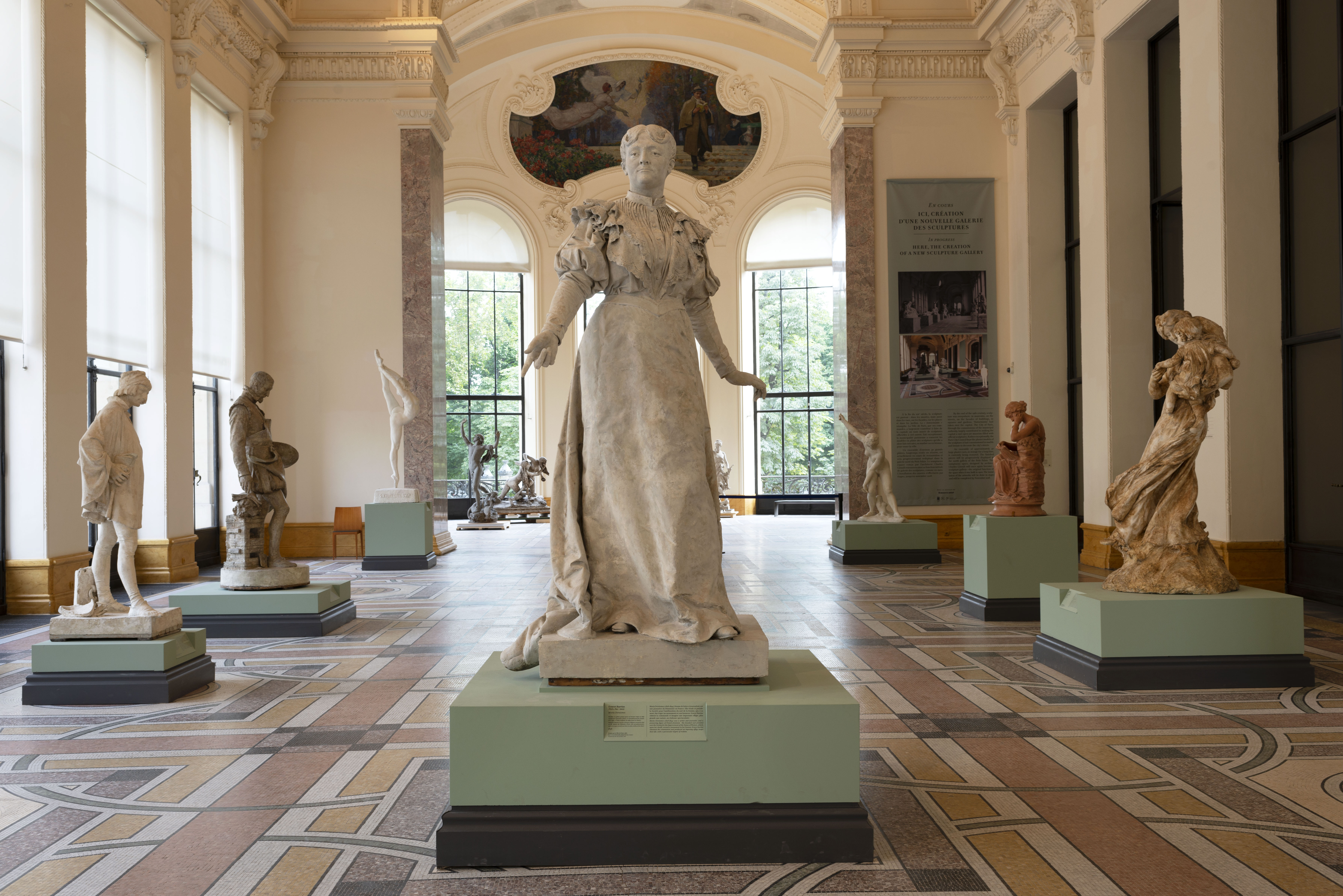 Vue de la galerie de sculptures : au centre, "Maria Deraismes" de Barrias
