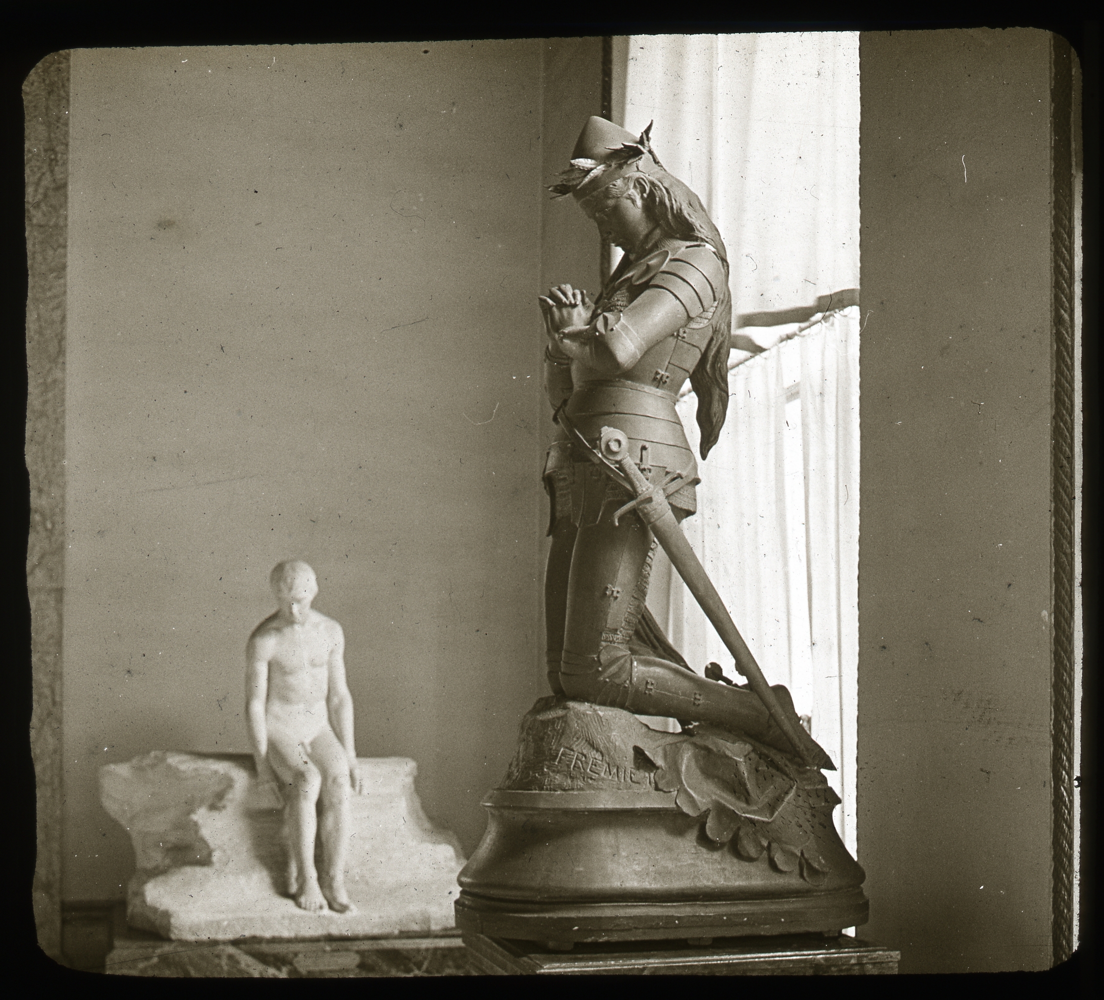 Frémiet, Jeanne d'Arc : vue dans la galerie de sculptures du Petit Palais vers 1930
