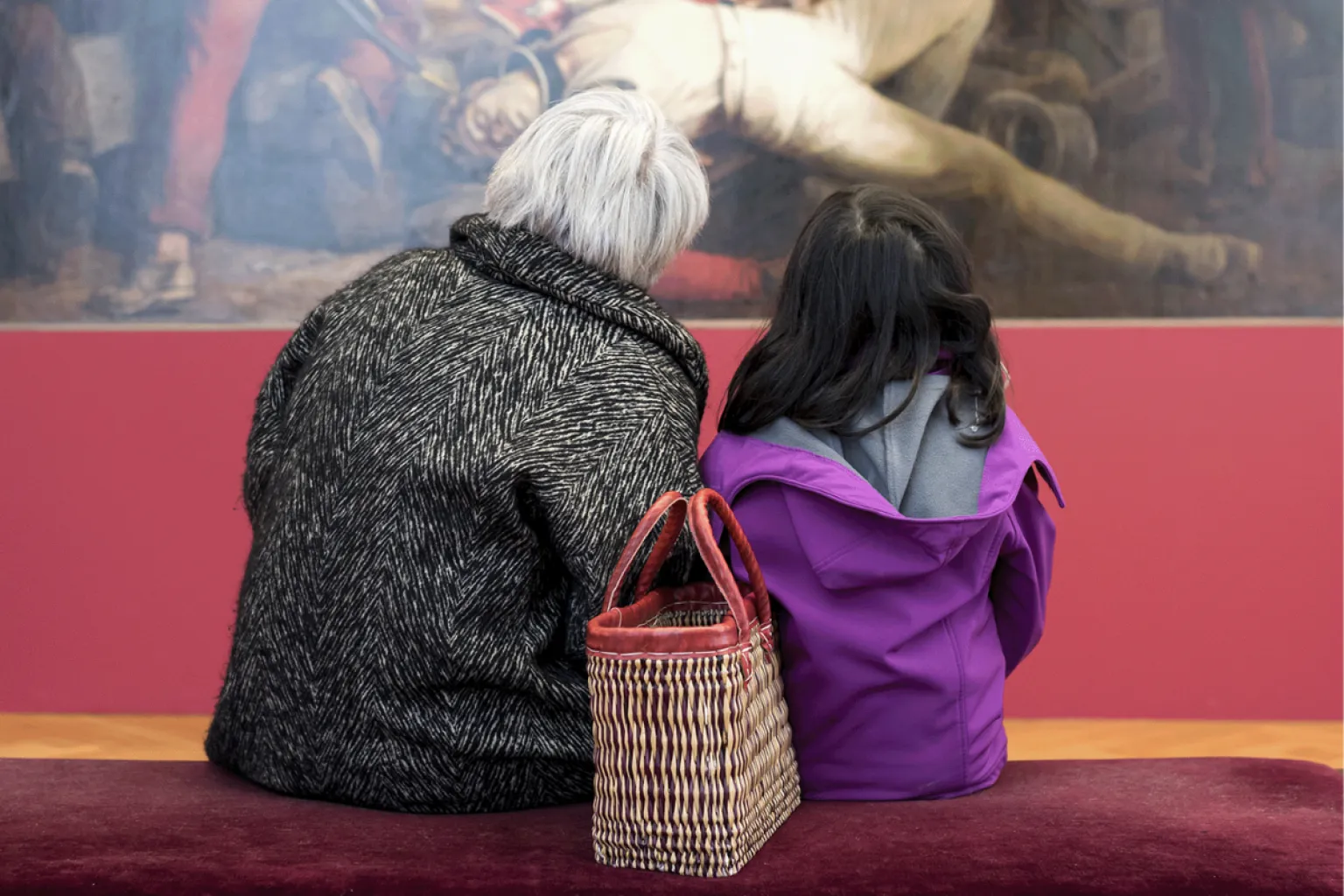 Grand-mère et petite fille au musée