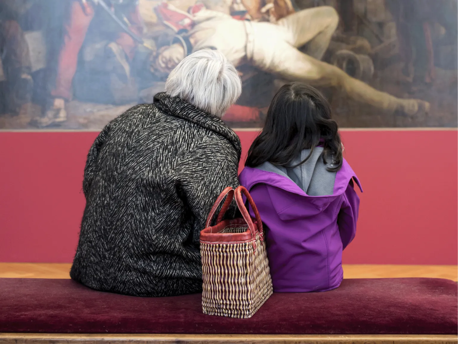 Grand-mère et petite fille au musée