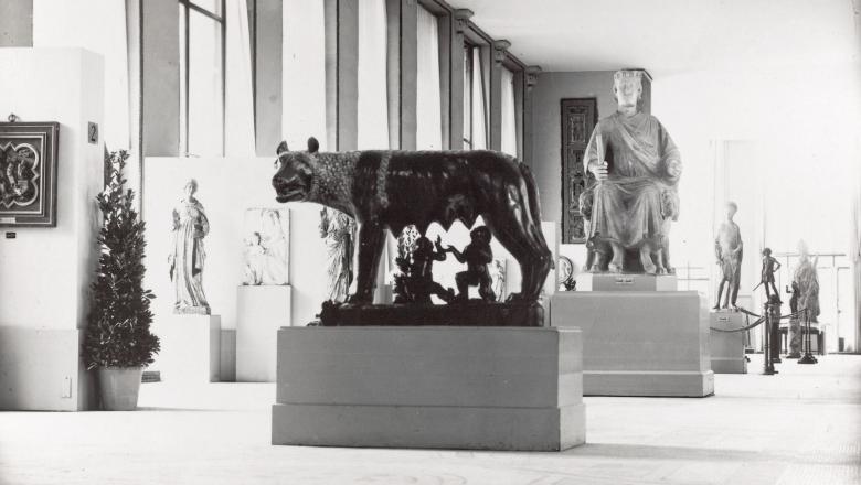 Une reproduction de la Louve du Capitole accueille les visiteurs de l'exposition