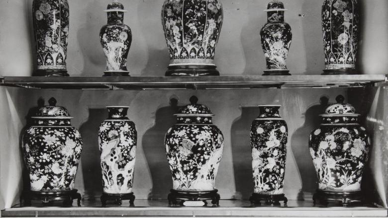 Vitrine de porcelaines de Chine en 1930