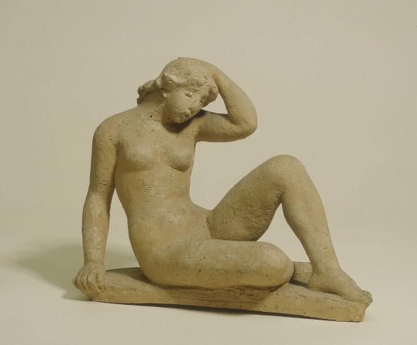 Femme nue assise, la main gauche sur la tête. 