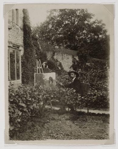 Portrait du peintre Bellanger peignant dans un jardin de trois quarts