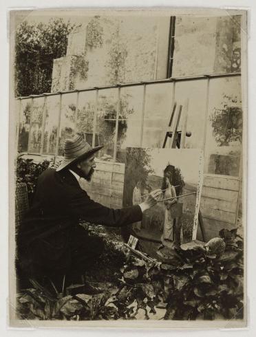 Portrait du peintre Bellanger peignant dans un jardin de profil