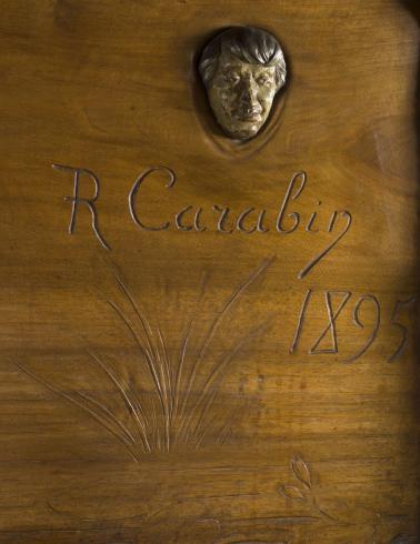 Carabin, Vitrine pour objets d'art, OGAL40 : détail du masque figurant l'artiste