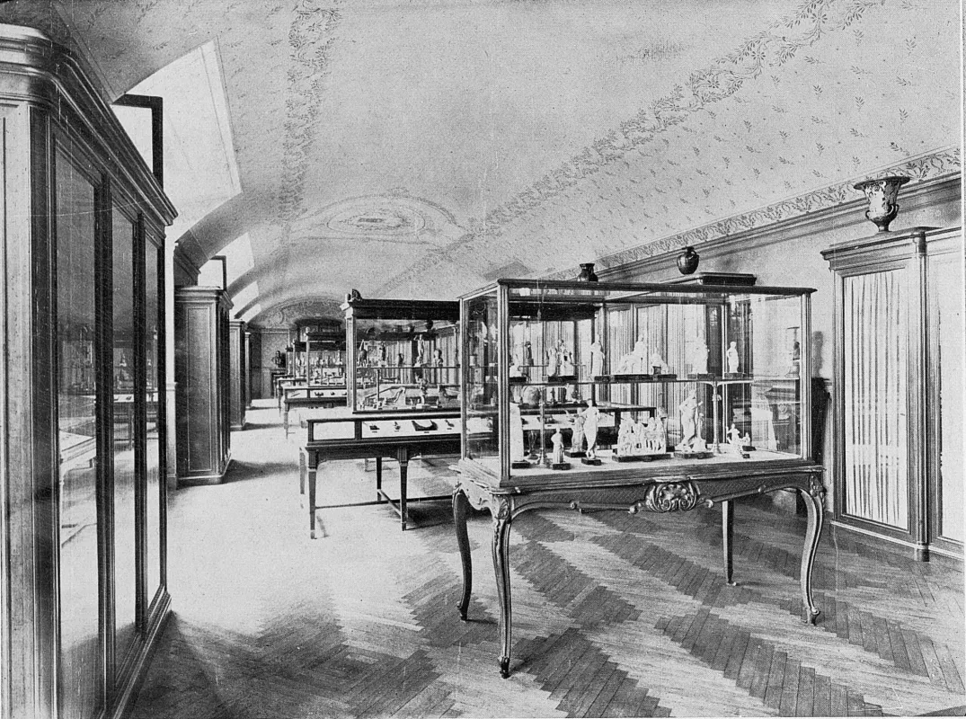 Présentation des antiques. Photographie publiée dans "La Renaissance de l’art français et des industries de luxe" en 1921