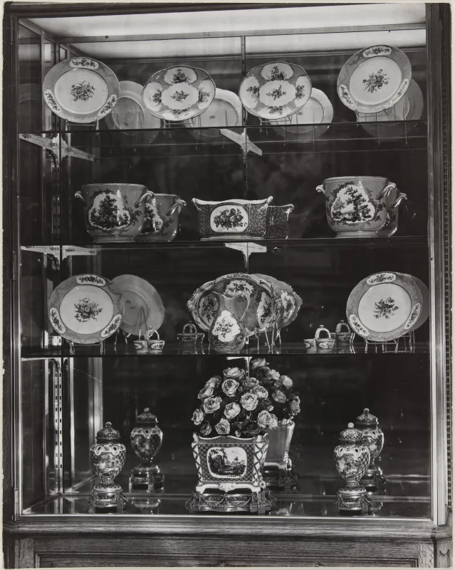 Vitrine des porcelaines de Sèvres