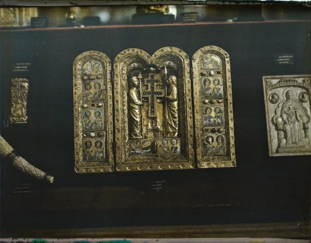 Vitrine d'objets d’art du Moyen Age. Autochrome, vers 1922.