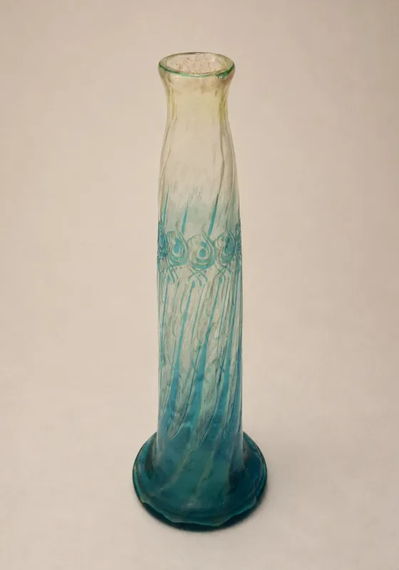 Hector Guimard, Vase en cristal teinté « aigue-marine » 