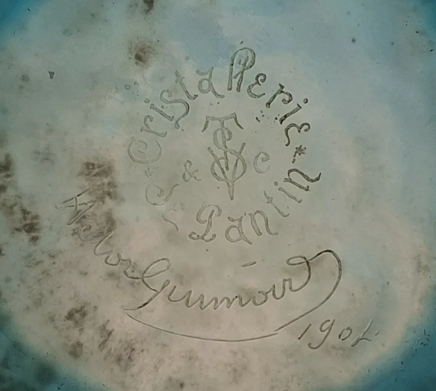 Détail de la signature du vase en cristal teinté